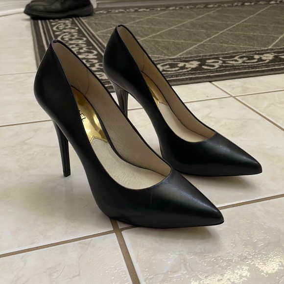 Michael Kors Black Pointed toe Pumps - Picture 1 of 9